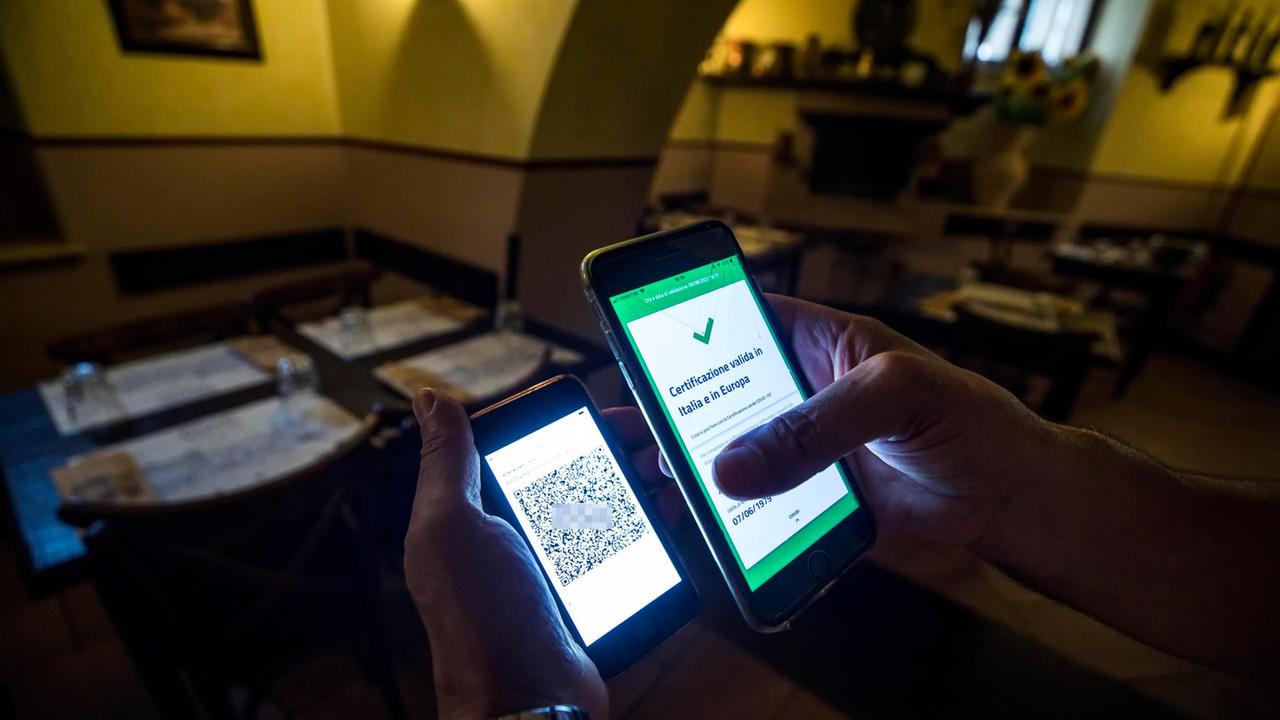Sulla chat degli studenti venivano venduti i Green pass falsi