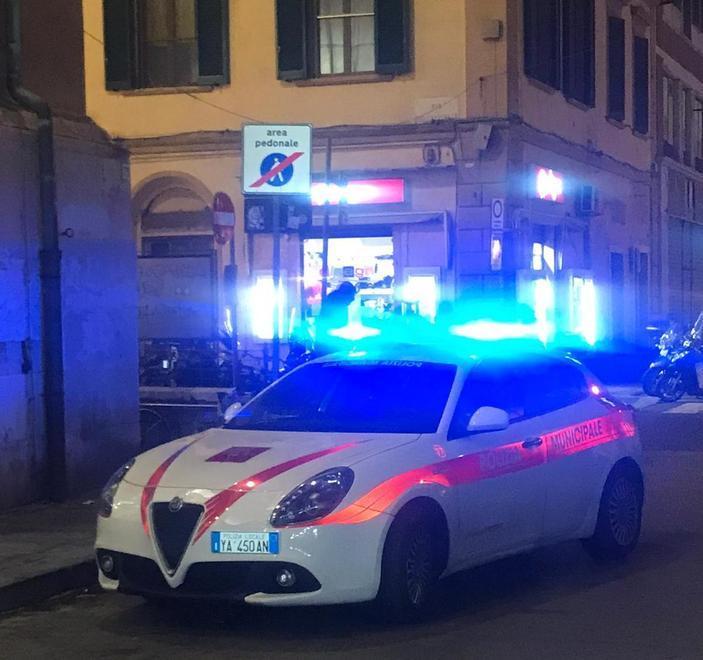 Una pattuglia della municipale in via Buontalenti (foto d'archivio)
