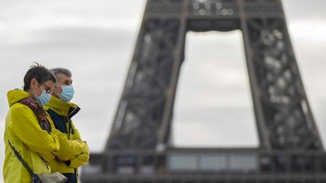 Parigi,torna obbligo mascherina all'aperto in luoghi frequentati