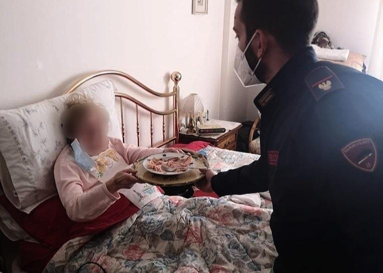 Firenze, i poliziotti cucinano e fanno il bucato a un'anziana rimasta sola