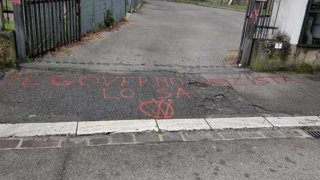 Scritte no vax davanti alla scuola dove esordisce il camper per i vaccini ai bambini