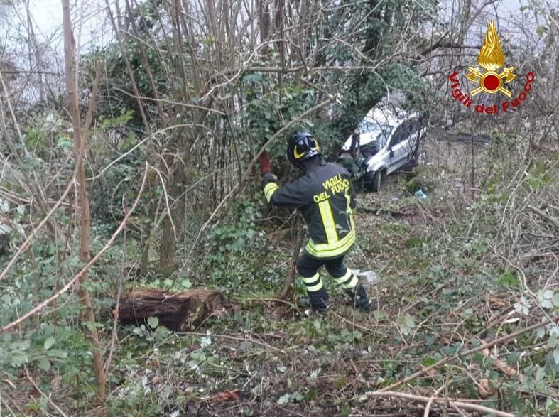 L'auto finisce in una scarpata, marito e moglie soccorsi dai pompieri 