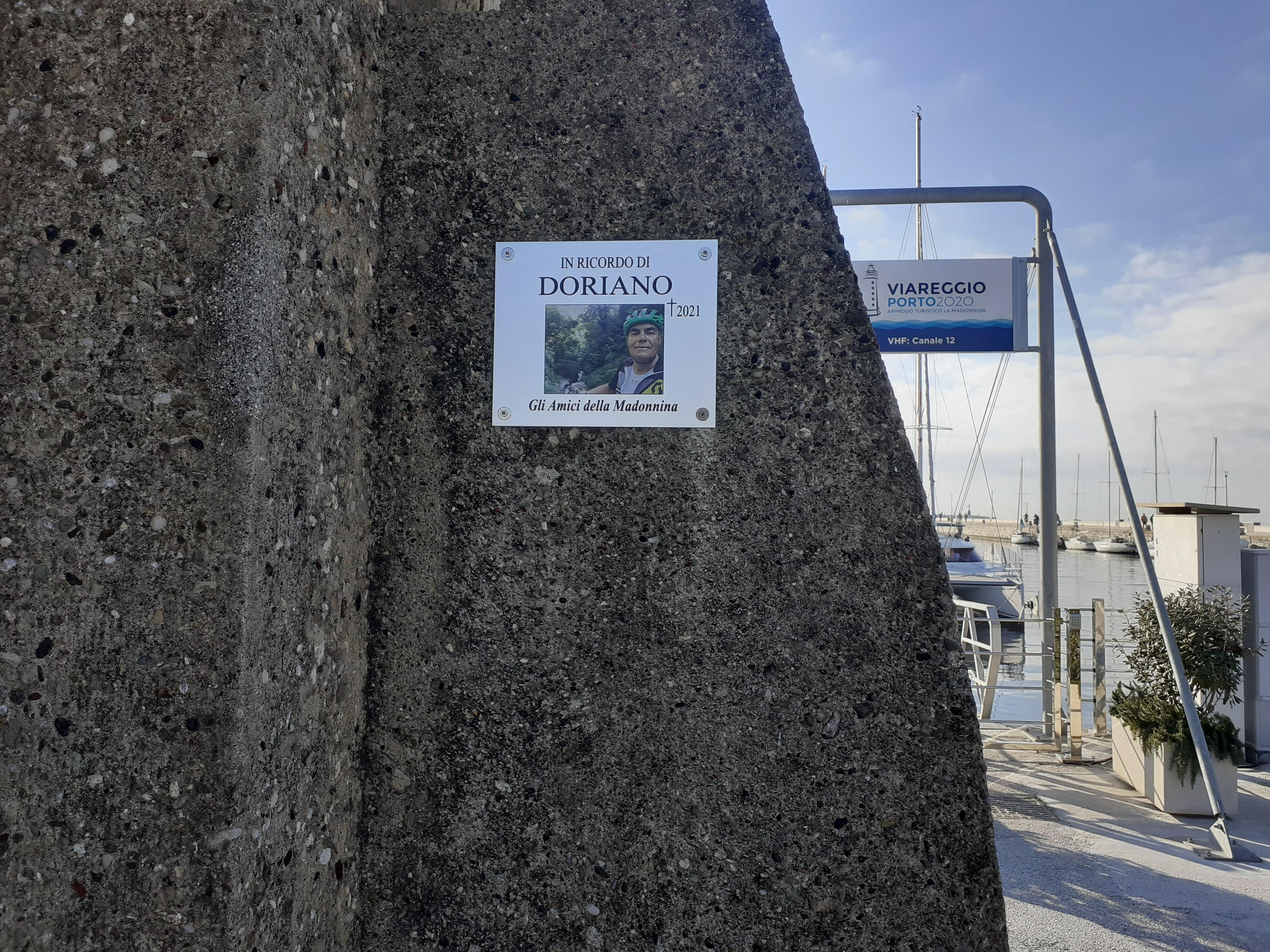 Morì cadendo in bici: una targa ricordo alla Madonnina di Viareggio per Doriano Cortopassi