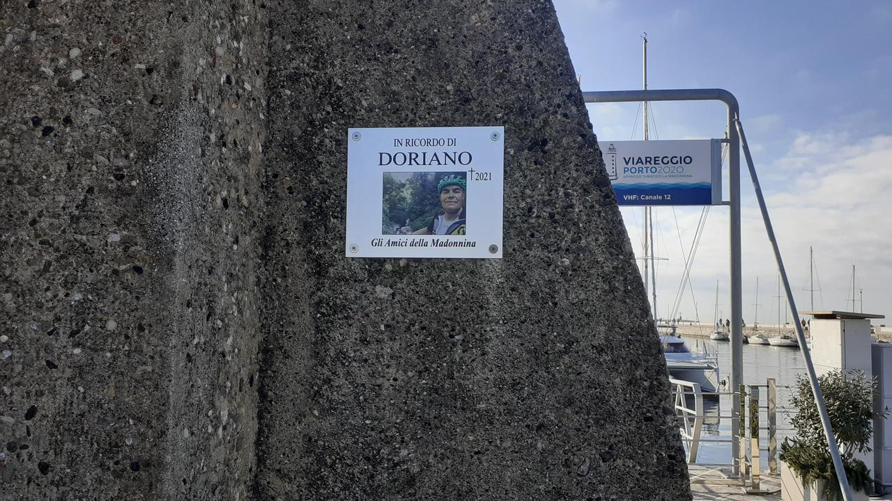 Morì cadendo in bici: una targa ricordo alla Madonnina di Viareggio per Doriano Cortopassi