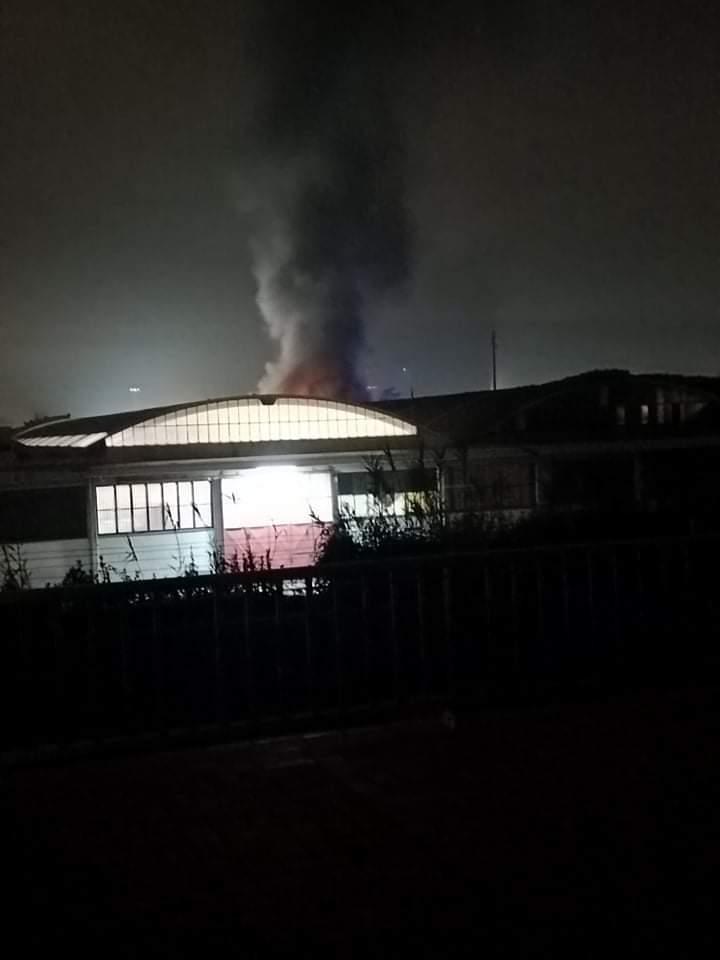 il capannone artigianale in fiamme a Montemurlo