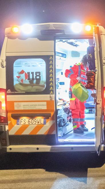 «Abbassate la musica», e gli tirano un bicchiere 