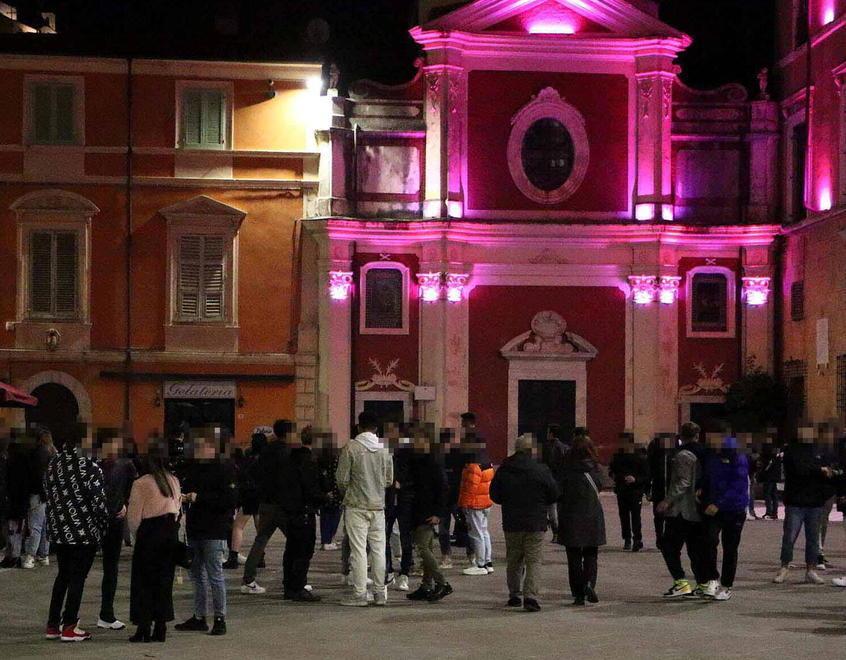 I titolari dei locali non ci stanno: «Fateci chiudere almeno all’una» 