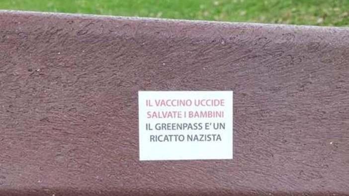 Adesivi dei “no vax” al parchino «Uno spregio a chi ha sofferto»