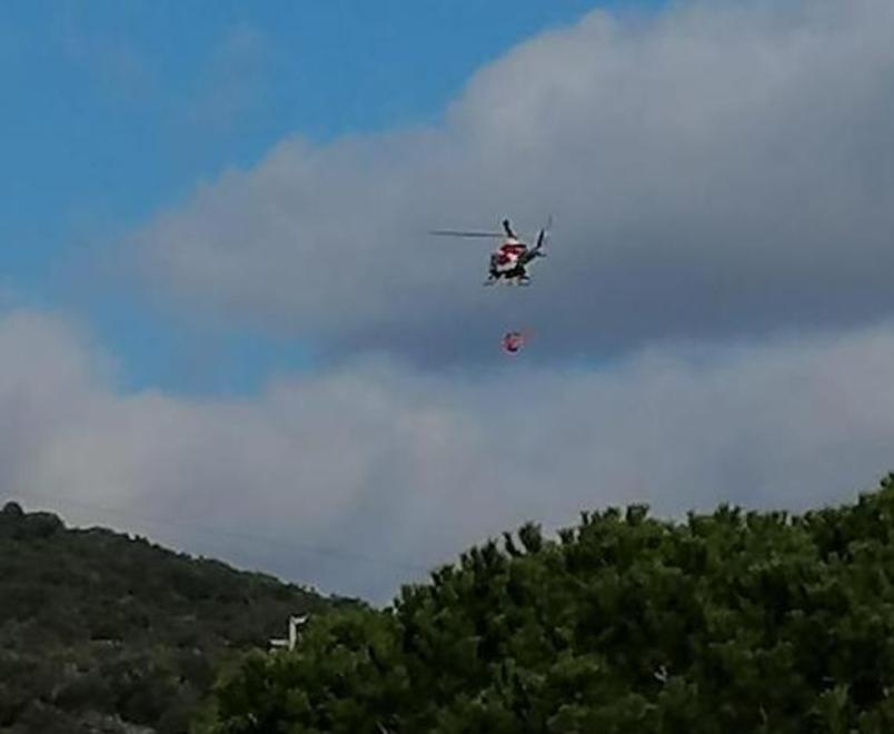 Incendio spento con l’elicottero