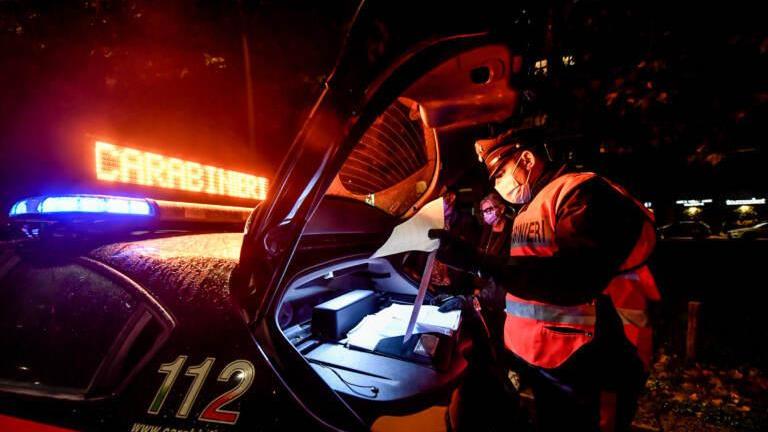 Si finge un carabiniere per raggirare automobilista