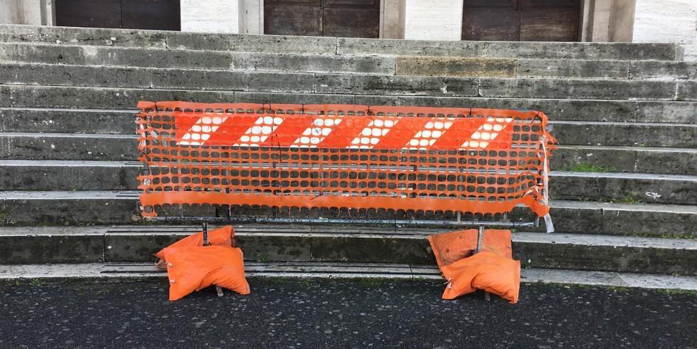 Scontro all’incrocio 85enne al volante finisce sui gradini della scuola 