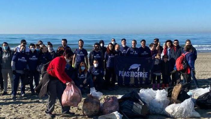 Un piccolo esercito di volontari in spiaggia contro la spazzatura
