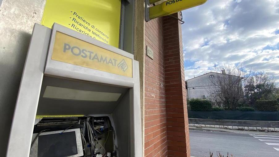 Fanno saltare il postamat con l’esplosivo e scappano con 50mila euro di bottino