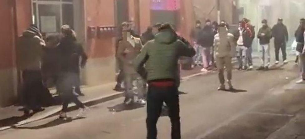 Rissa a calci e pugni tra ragazzini in strada: lesioni al volto per due