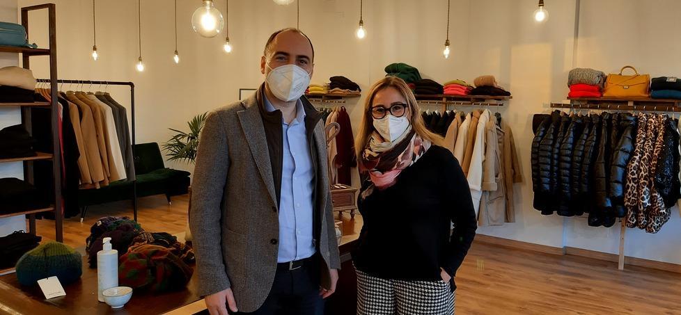 La boutique di ViVi Il sindaco Calamai le dà il benvenuto
