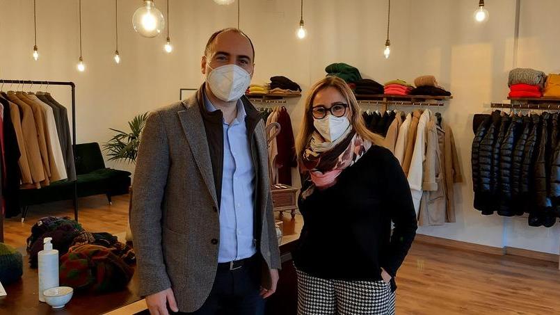 La boutique di ViVi Il sindaco Calamai le dà il benvenuto