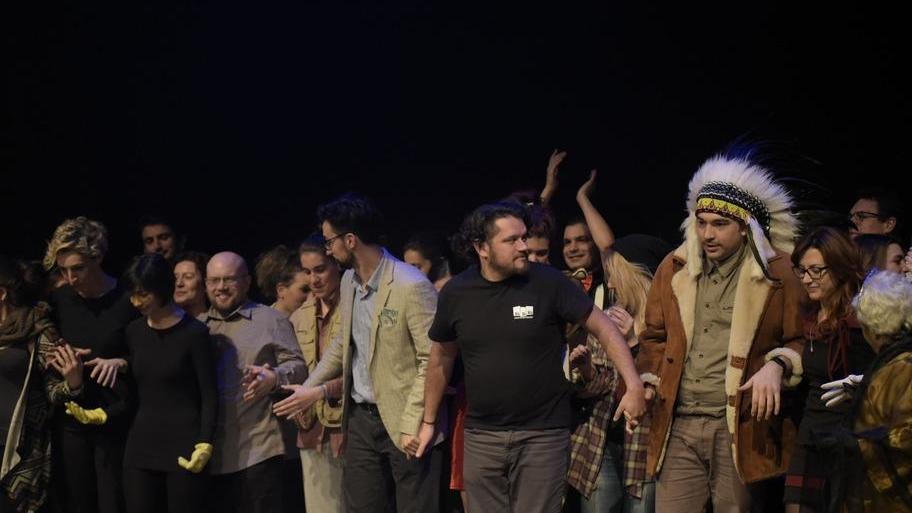 La scuola di teatro MaMiMò in scena con Distanti presenti