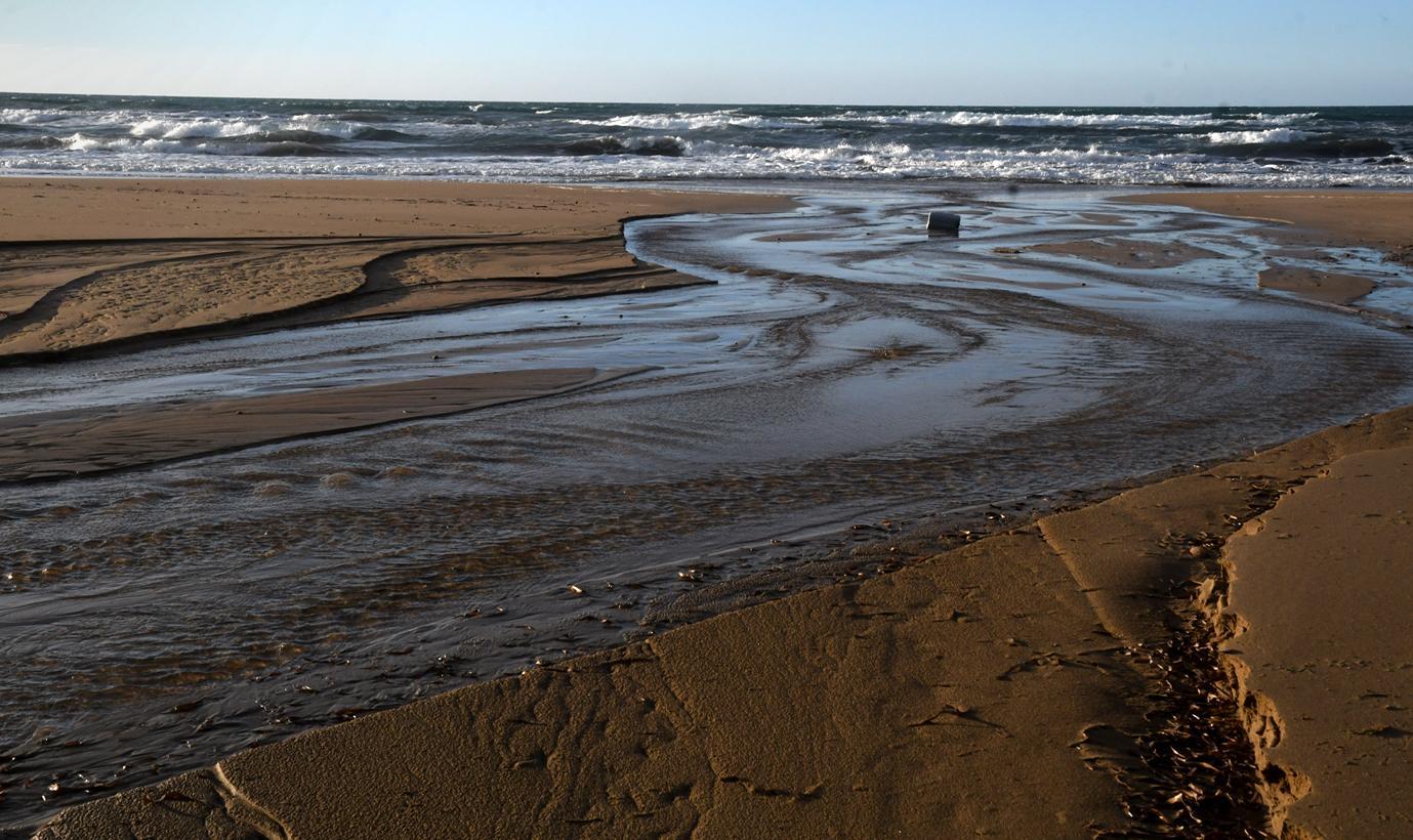 Le piogge dividono in due la spiaggia di Is Arenas