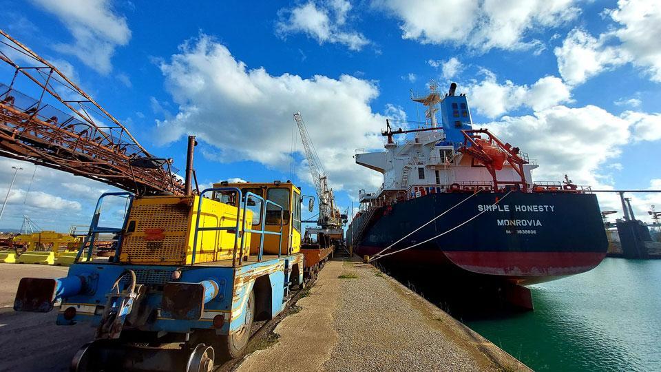 La nave Simple Honesty carica di blumi e barre per lo stabilimento di Piombino