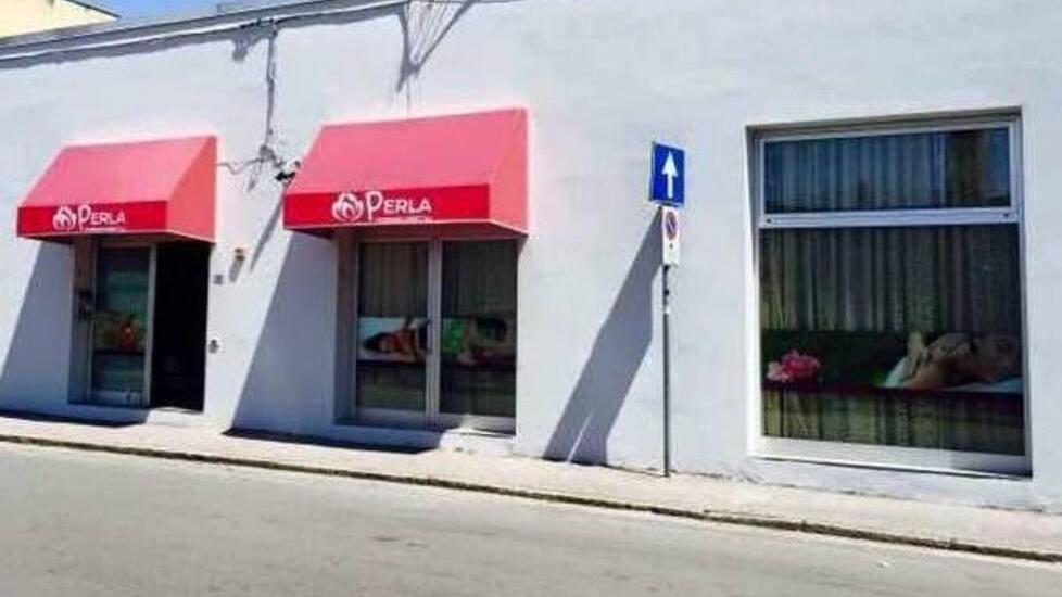 Prato, fotografo muore a 49 anni in un centro massaggi orientale: disposta l'autopsia