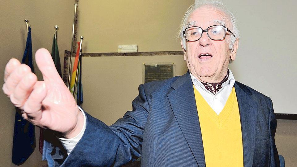 Nilo Bacherini nel 2013, quando ricevette il premio alla carriera consegnato dal presidente della Provincia Leonardo Marras (foto agenzia Bf)