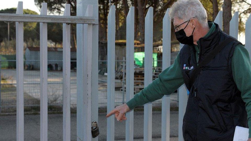 Giancarlo Grassi, Fabio Vignali titolare con la sorella Rita indica il cancello forzato