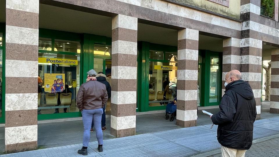 La coda (con distanziamento) alle Poste centrali di Montecatini fotoservizio nucci