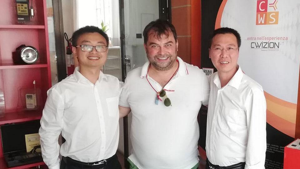 Simone Campinoti, al centro, con due clienti nella sua azienda a Empoli