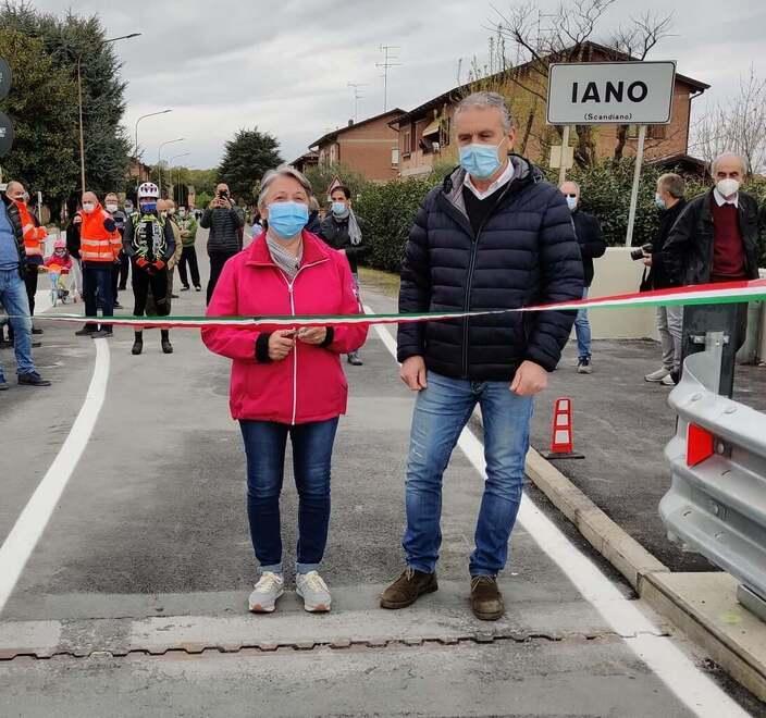 Maria Paola Ferrari con l'assessore Pedroni al taglio del nastro