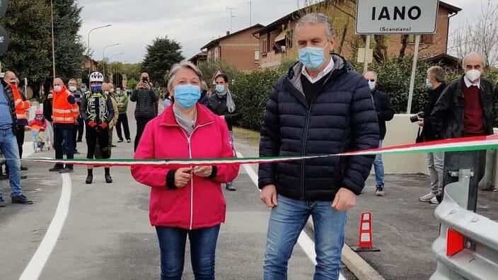 Maria Paola Ferrari con l'assessore Pedroni al taglio del nastro