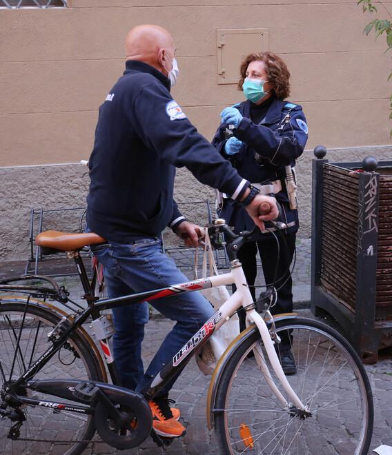 Covid, in pochi pagano le multe: in città mancano 365mila euro 
