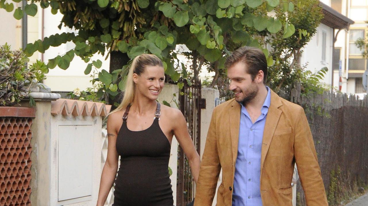 Michelle Hunziker e Tomaso Trussardi passeggiano a Viareggio (foto Dalle Luche)