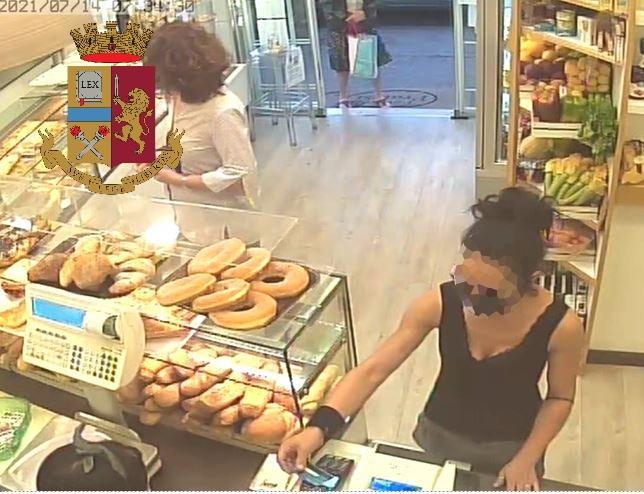 Al bar, dal tabaccaio e al forno: tutte le spese con la carta di credito rubata 