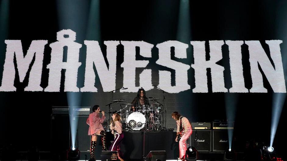 Esibizione dei Maneskin, gruppo che ha venduto milioni di dischi partendo proprio da Sanremo