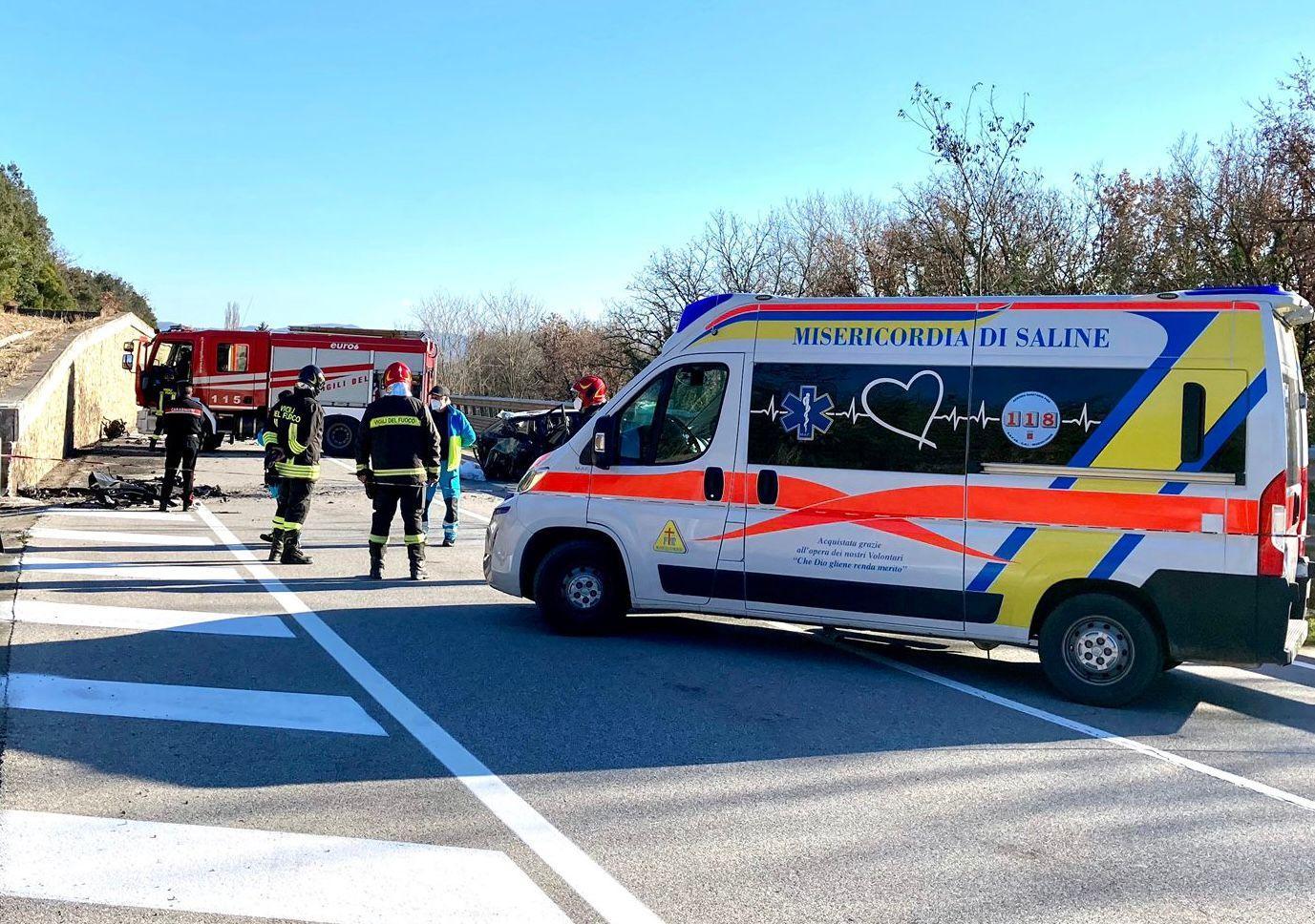 Si schianta contro un muro e muore a 22 anni: tragedia sulla strada 68 