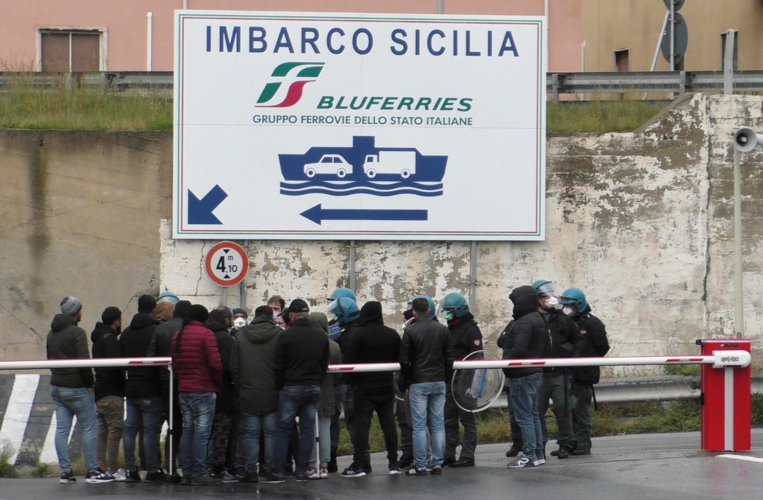 Musumeci (Sicilia) rompe gli indugi: "Sui traghetti per la penisola anche i non vaccinati ma tamponati" 