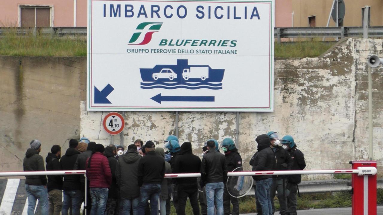 Musumeci (Sicilia) rompe gli indugi: "Sui traghetti per la penisola anche i non vaccinati ma tamponati" 
