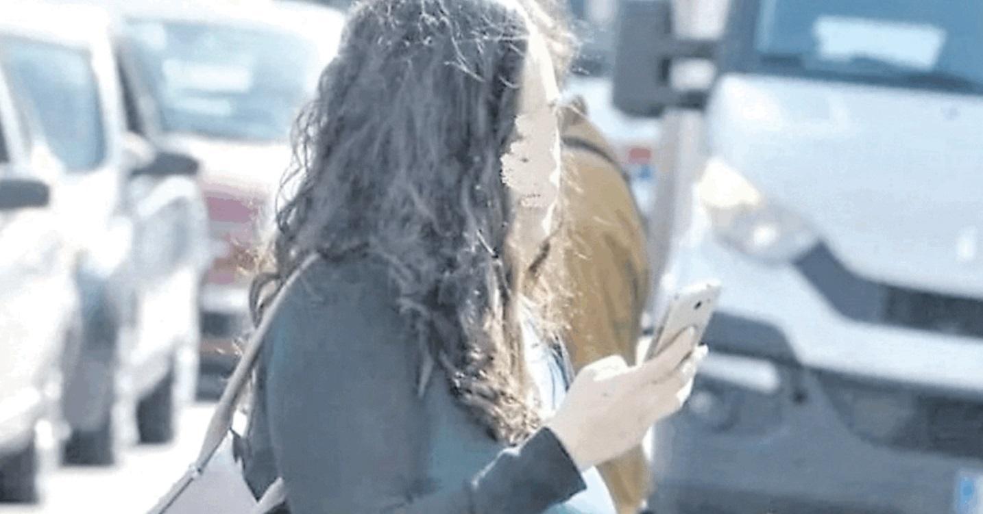 Sassari, pedoni schiavi dello smartphone: ma la campagna funziona 