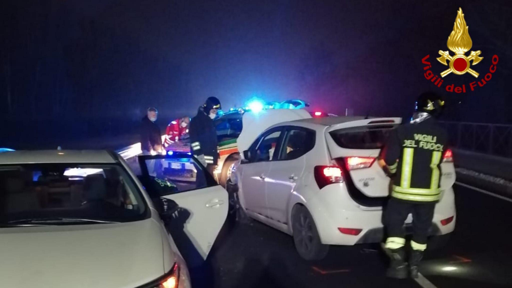 Reggio Emilia, panico in via Teggi per un tamponamento fra quattro auto 