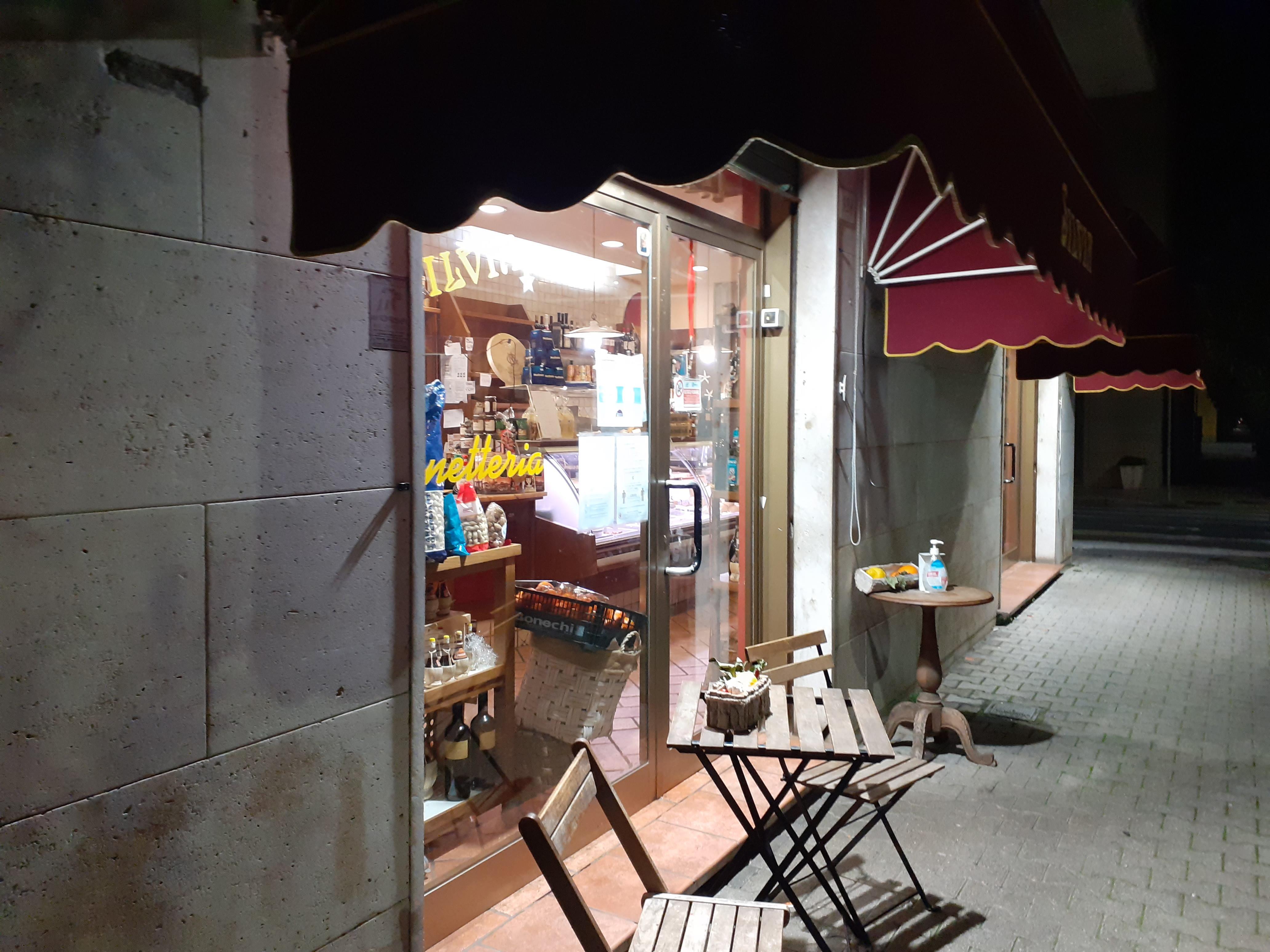 Sorpresi a rubare nel negozio in Darsena a Viareggio: arrestati tre minorenni 