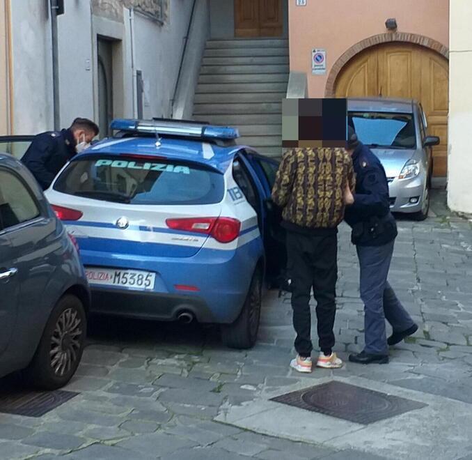 I due arrestati vengono fatti scendere da una Volante davanti al tribunale