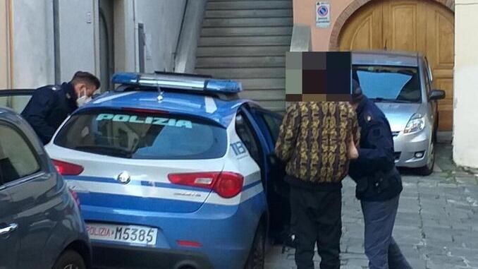 I due arrestati vengono fatti scendere da una Volante davanti al tribunale