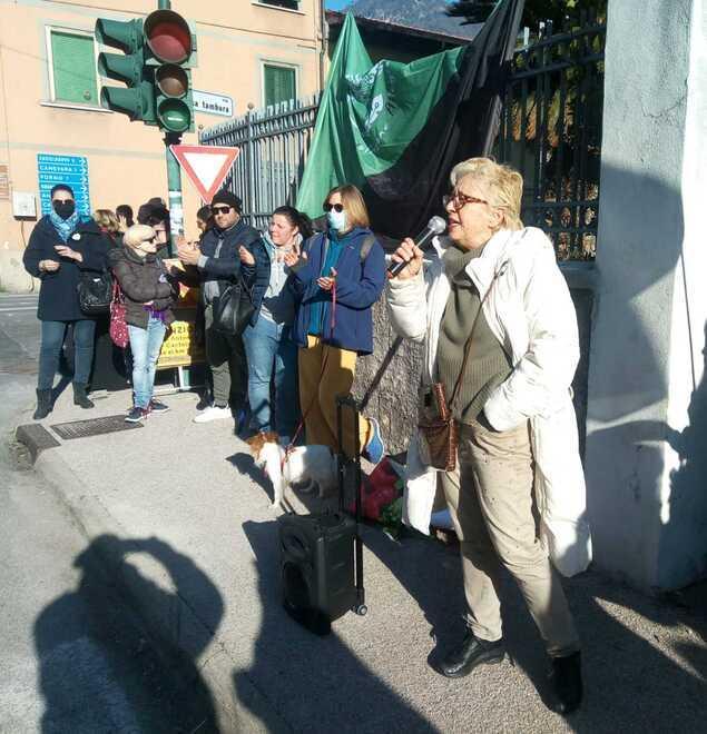 Presidio al distretto contro il Green pass