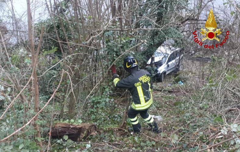 L’auto finisce nella scarpata Feriti due anziani coniugi 
