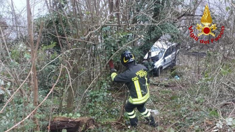 L’auto finisce nella scarpata Feriti due anziani coniugi