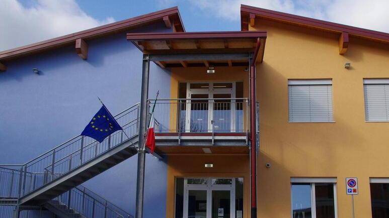 Scritte contro i vaccini davanti alla scuola