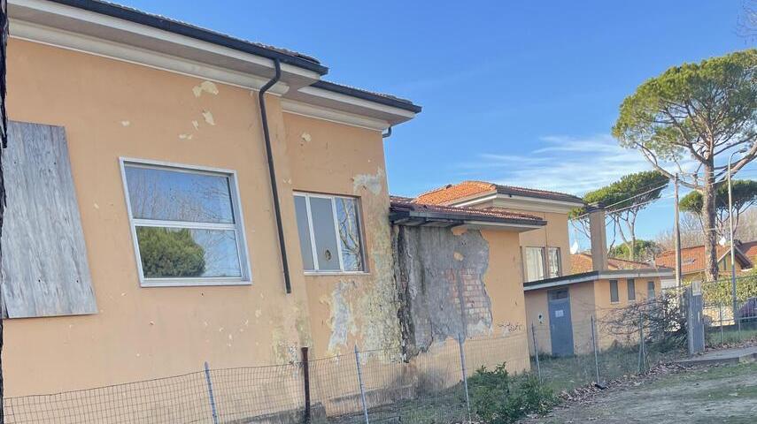 Incursioni pericolose di notte nella scuola che cade a pezzi