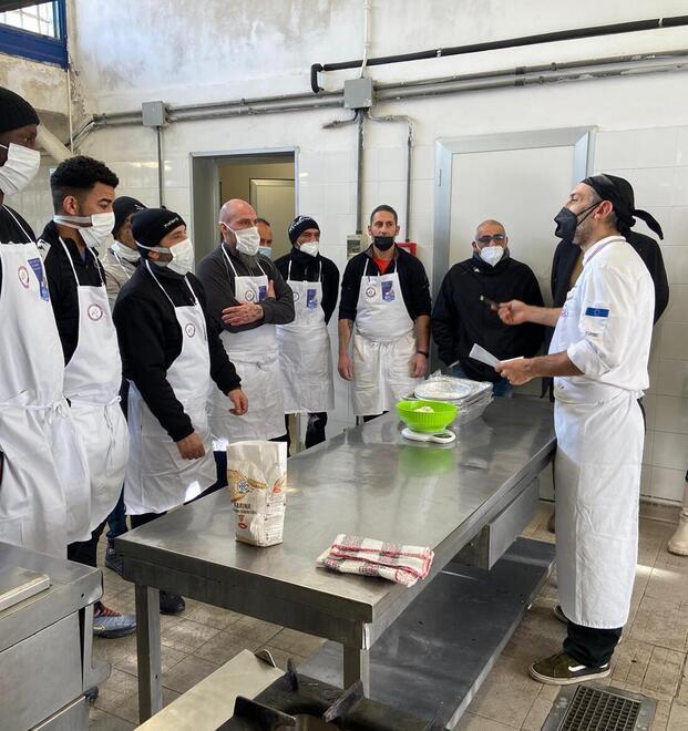 A lezione con lo chef E in carcere s’insegna a produrre il pane 