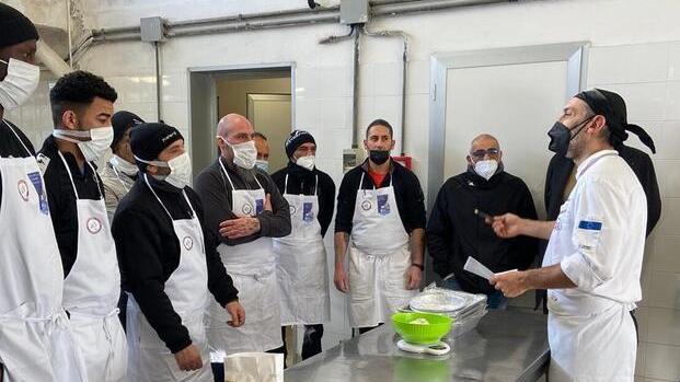 A lezione con lo chef E in carcere s’insegna a produrre il pane