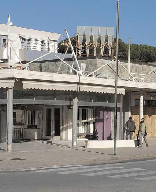 «No al supermercato in piazza al posto delle storiche Scimmie» 